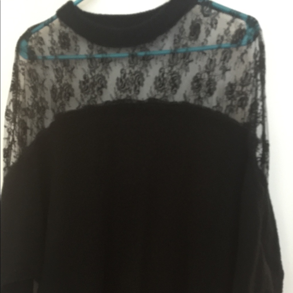 Black sweat skirt with lace decoration on shoulder