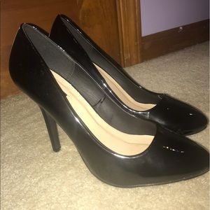 Unworn Forever 21 essential black heels!