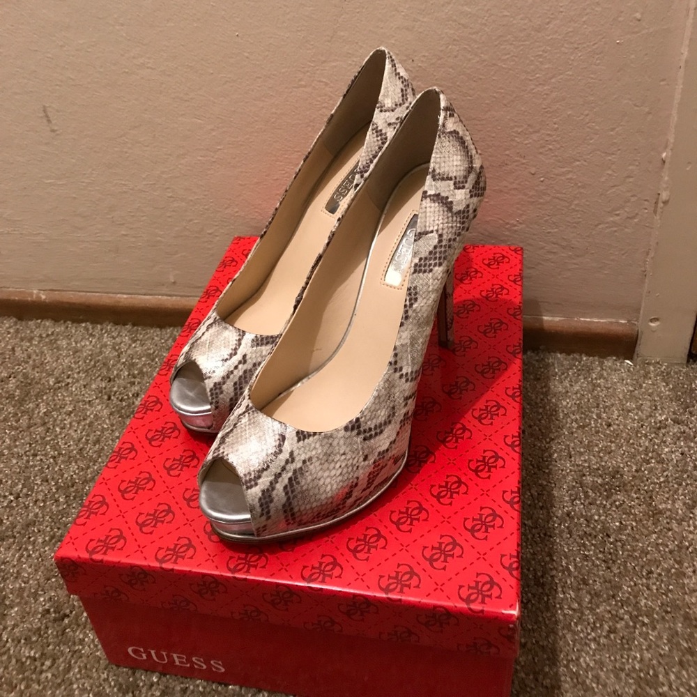 Size 6 Guess heels