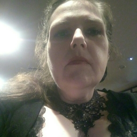 Meet your Posher, Ingrid - Picture 3 of 4