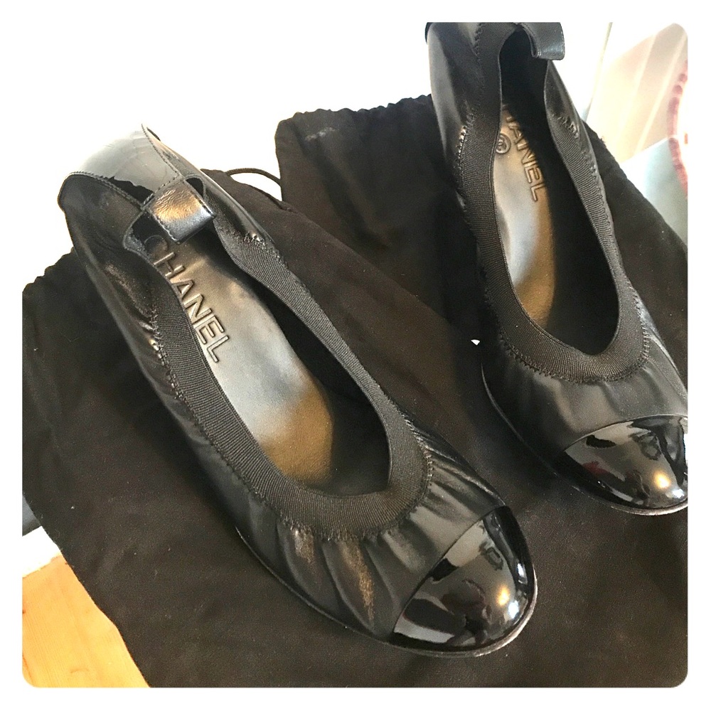 Chanel classic round toe pump-black