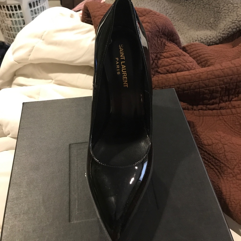 Black patent leather pump designer saint laurent
