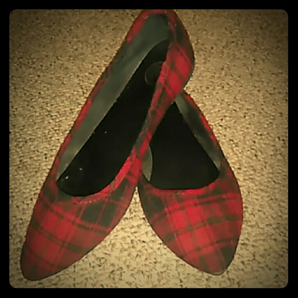 So brand plaid flats