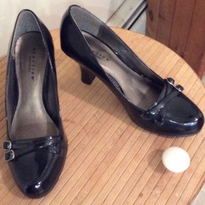 Kenneth Cole black modern pumps.