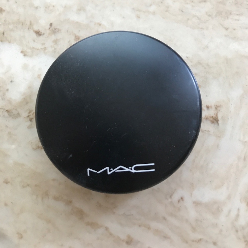 MAC Medium Mineralize Skinfinish NO TRADES