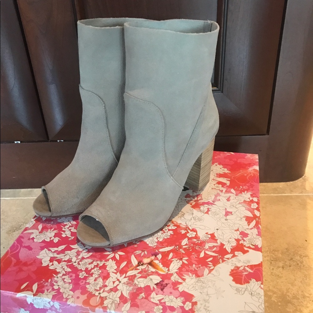 Tom girl Chinese laundry bootie! Worn once!