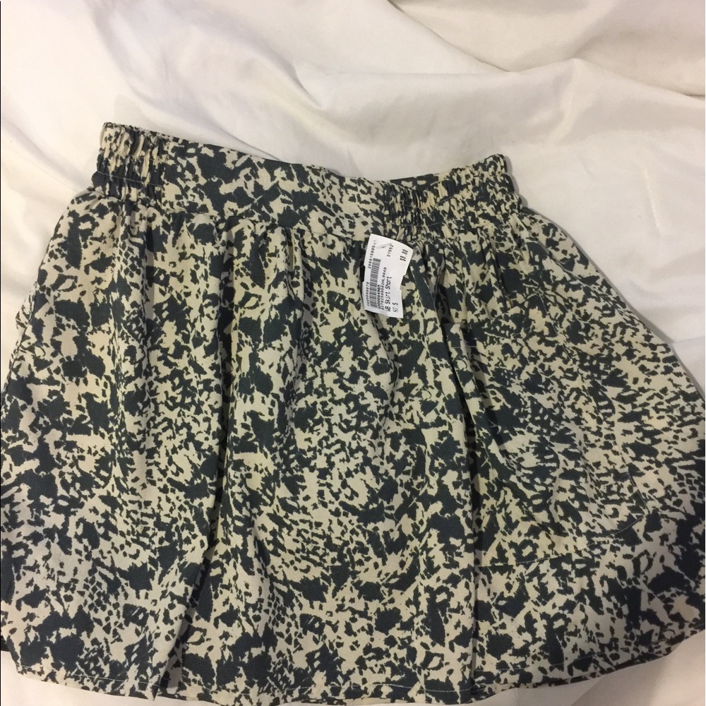 A cute skirt .Very comfortable.Green and beige .