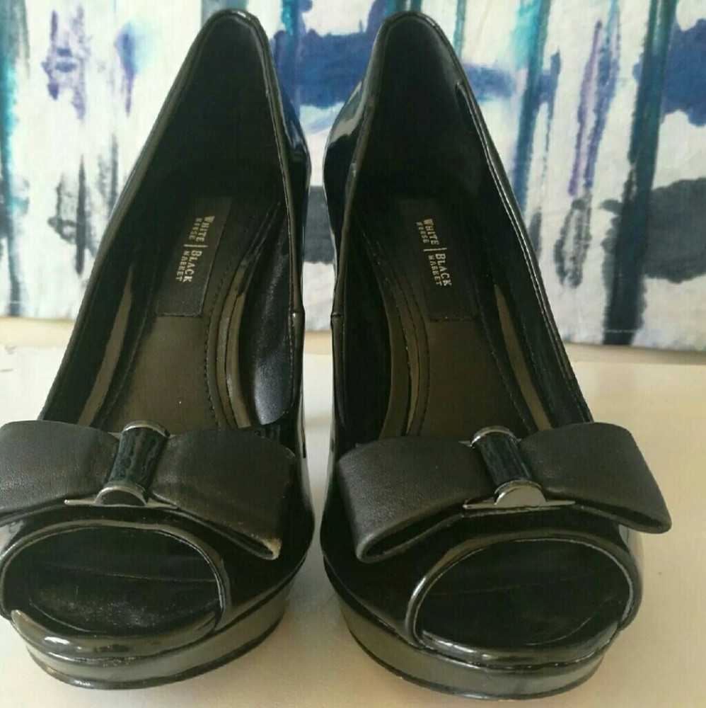 Glossy black stilettos pumps