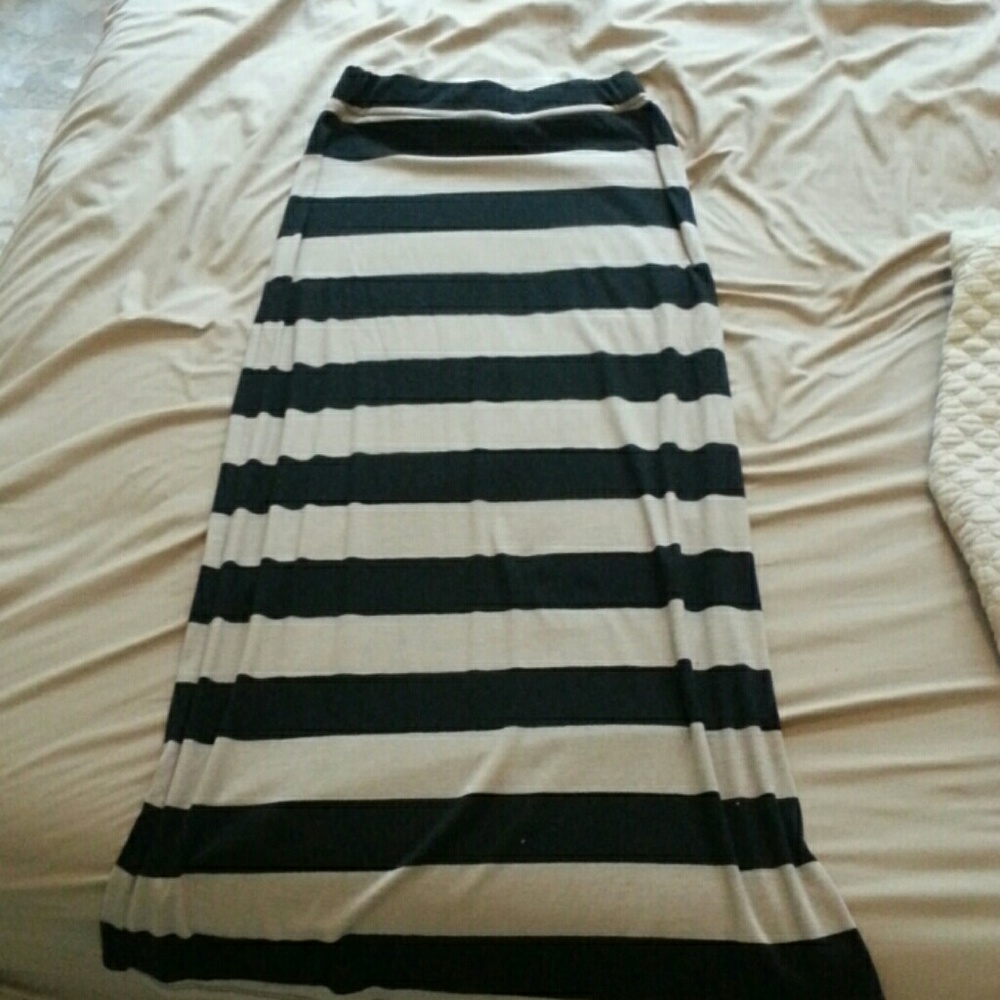 Super cute maxi skirt.