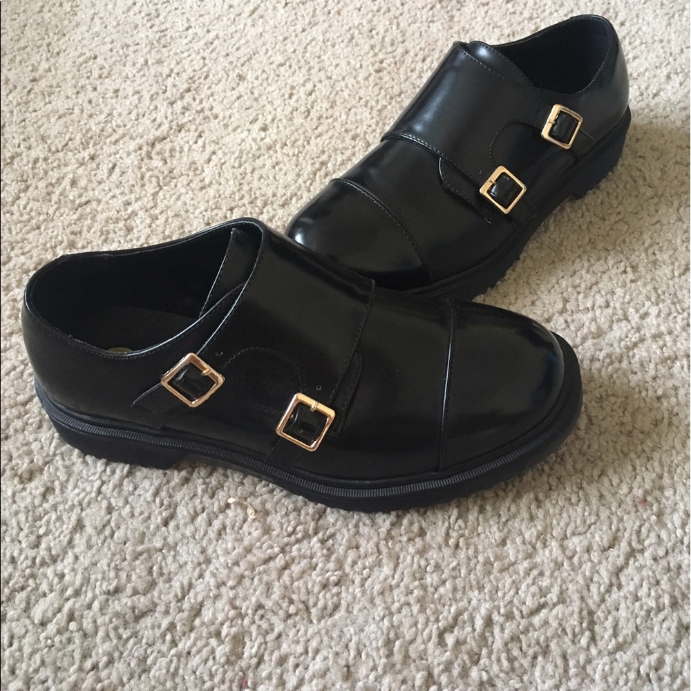 Black leather shoes with gold buckle ✨ size 8