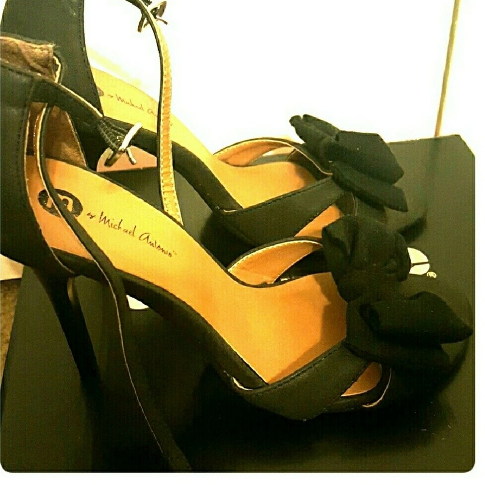 Gorgeous heels with bow accent.