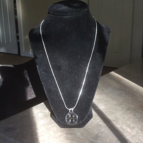 X LARGE TORY SILVER PENDANT ON 22" .925 chain - Picture 2 of 3