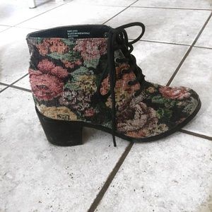 Carpet bag block heel boot