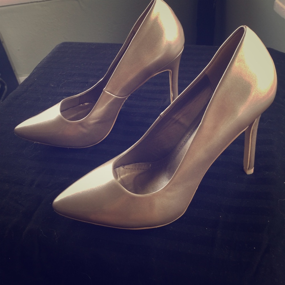 Gold Pumps