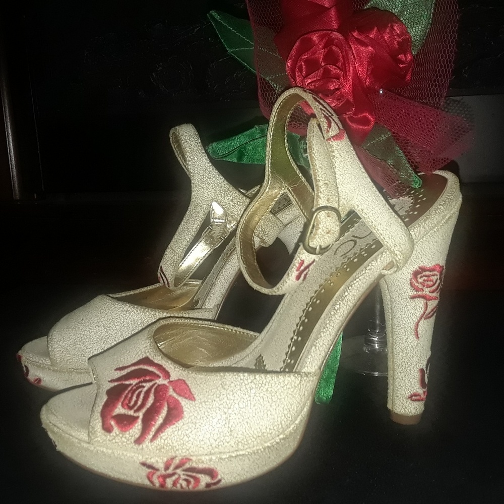 ❌❌SOLD❌❌Off White & Red floral Embriodery Heels