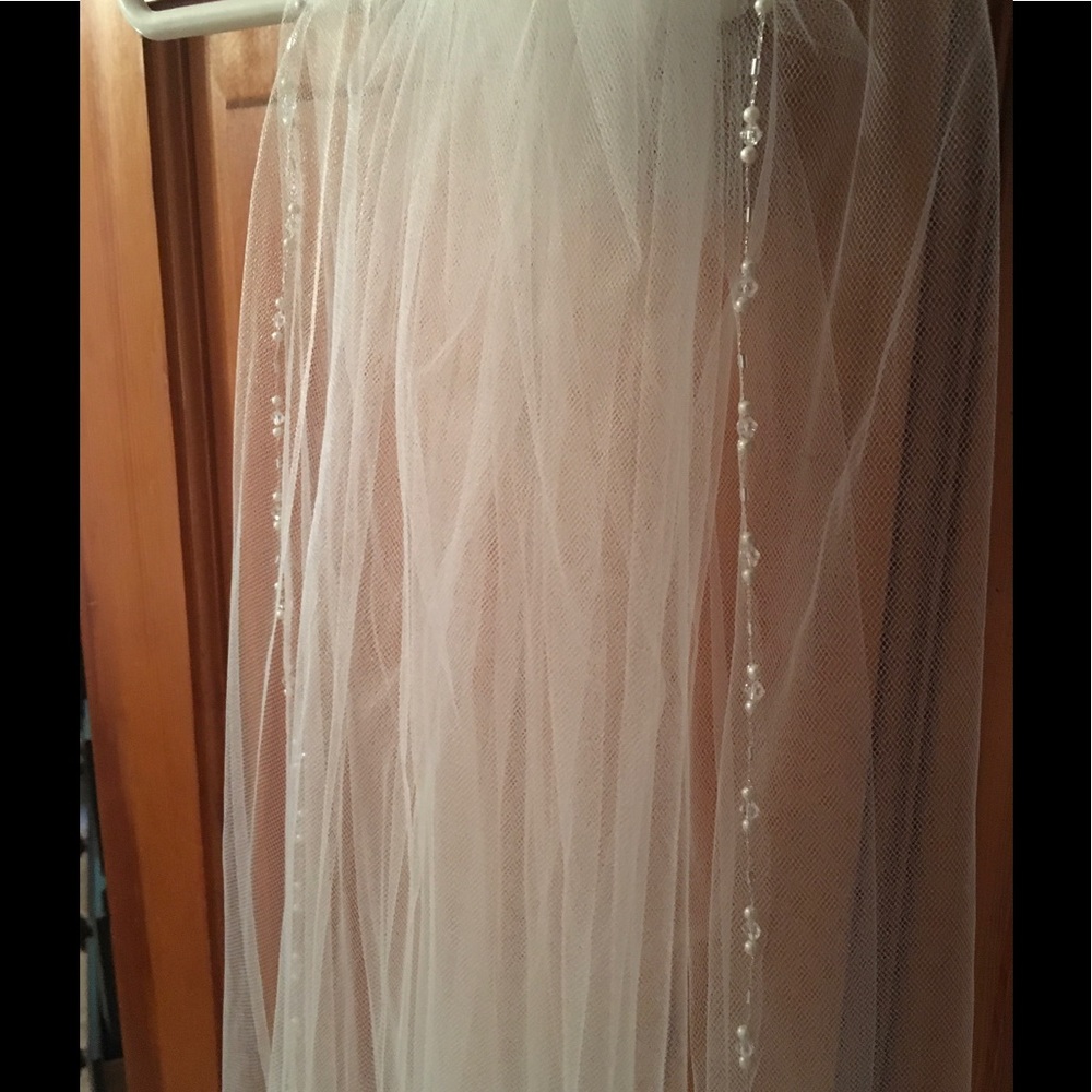 One-tier beaded veil