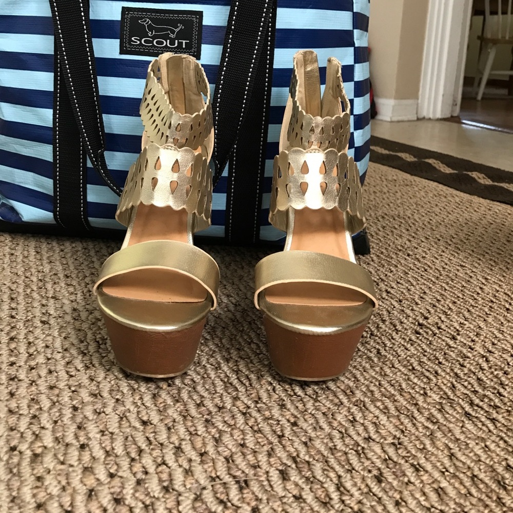 Gold wedges size 7.5!