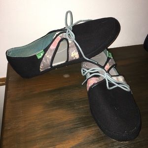 Sanuk tennis shoes open sandals