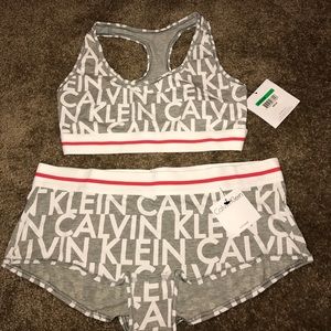 NWT‼️ Calvin Klein Sport Bra Set gray, white, red