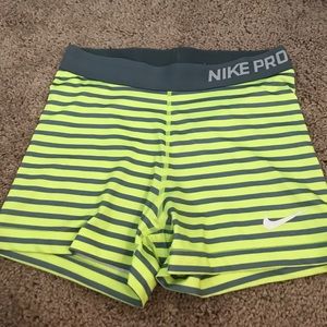 Nike Pros, M willing to bundle w other pair