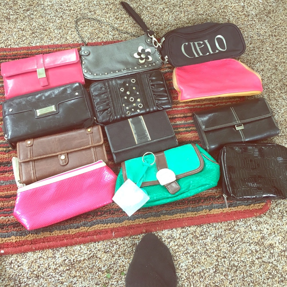 12 wallets/makeup bags