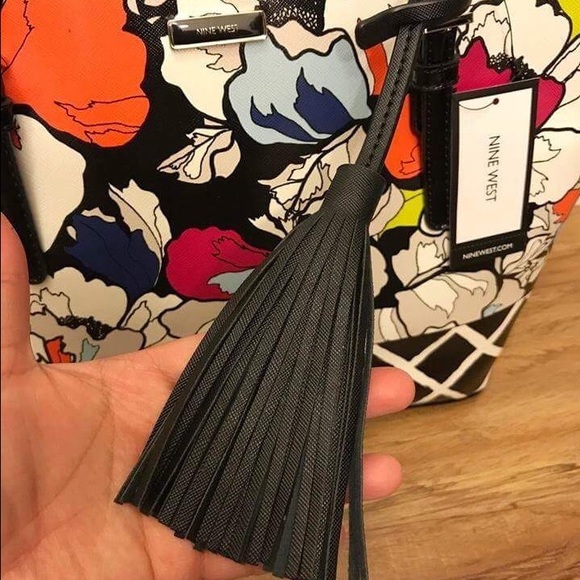 ❌SOLD❌🌺Nine West Ava Tote🌺 - Picture 3 of 8