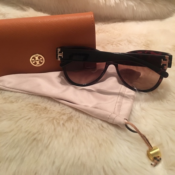 Tory Burch Polarized Sunglasses - Picture 4 of 4