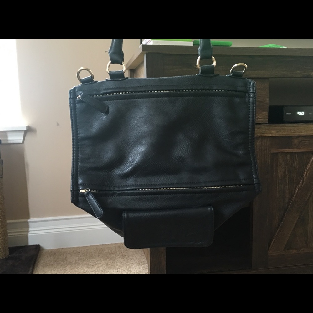 Super cute black purse!!