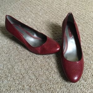 Bandolino red wedge pumps