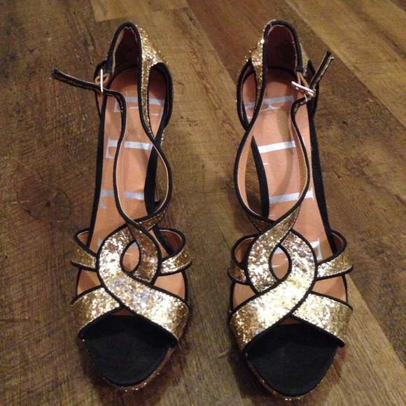 Sparkling gold heels! - Picture 3 of 4