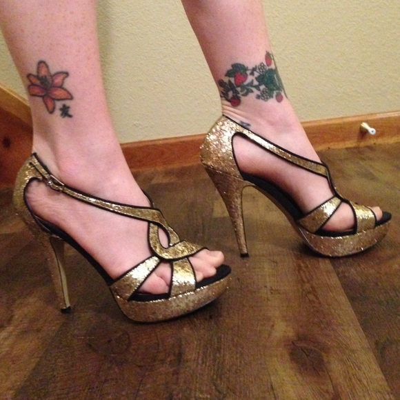 Sparkling gold heels! - Picture 2 of 4