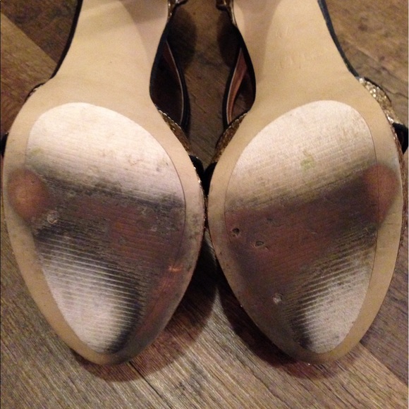 Sparkling gold heels! - Picture 4 of 4