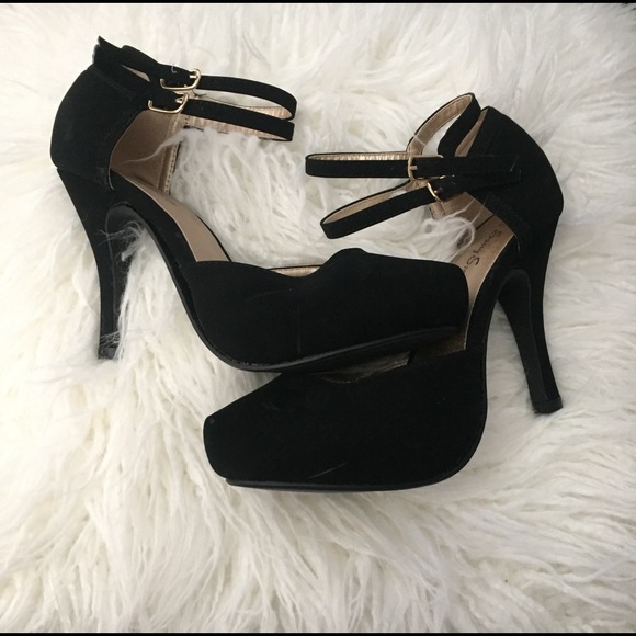 Black Faux Suede Mary Jane heels - Picture 2 of 3