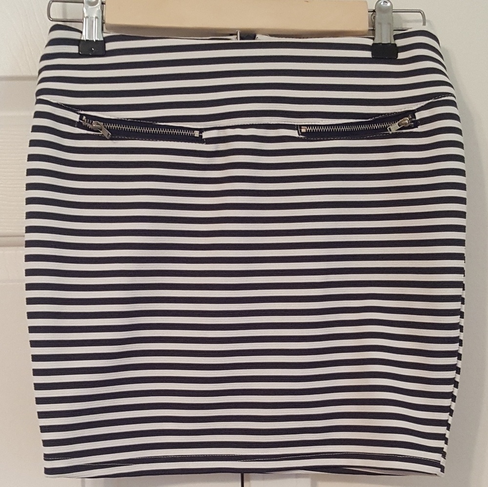 🆕️ Navy & White Mini Skirt