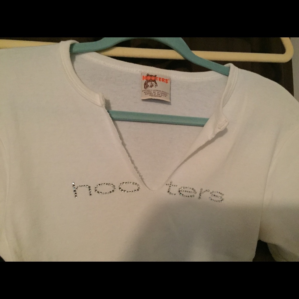 Hooters size M women's crop tee
