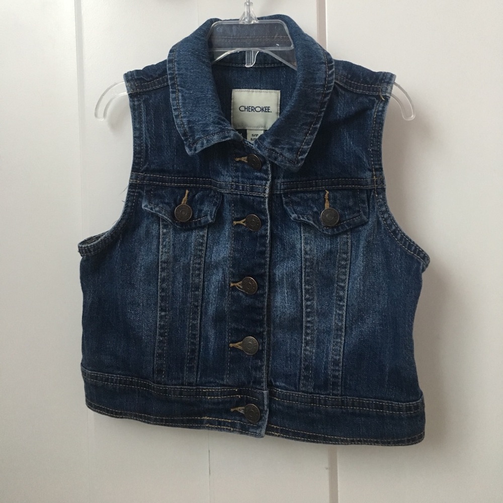 Adorable sleeveless jean jacket- size S (6/6X)