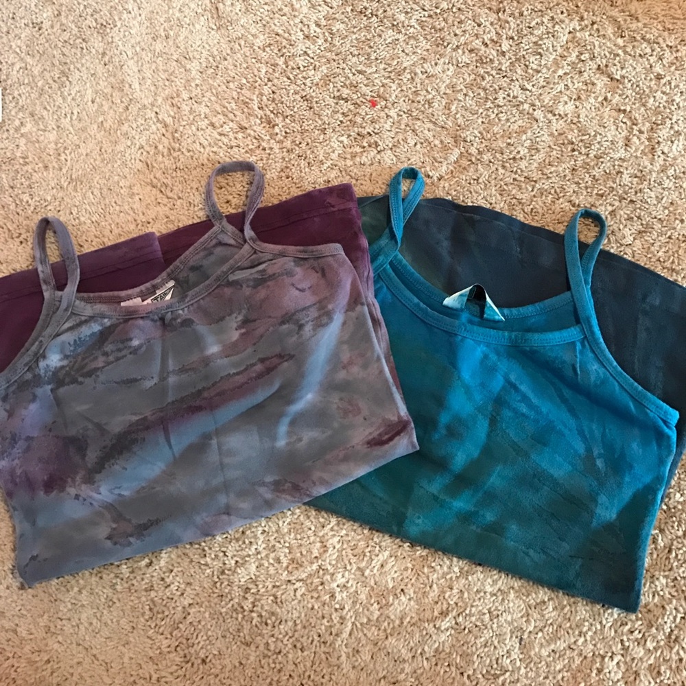 2 Tank tops