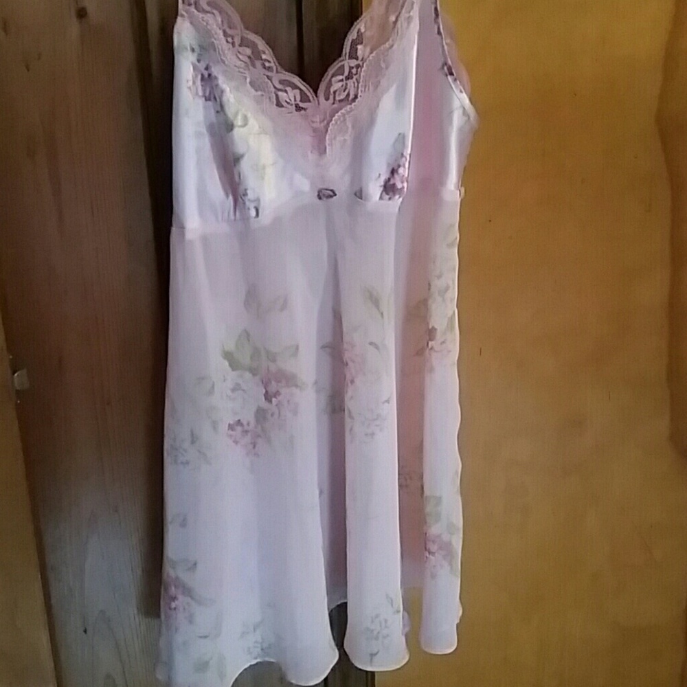Lingerie - Picture 2 of 3