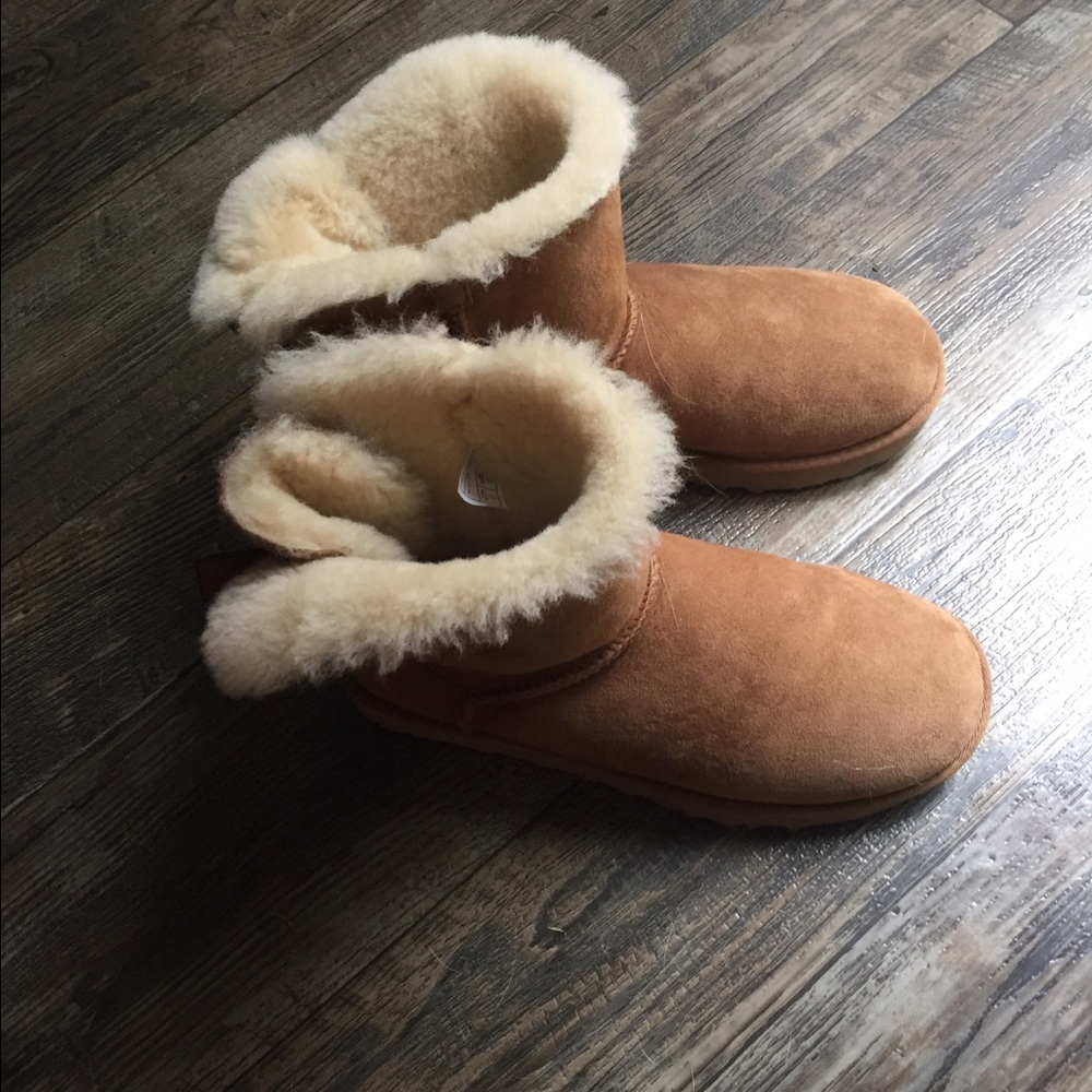 NWOT Ugg boots Mini Bailey Bow II size 9