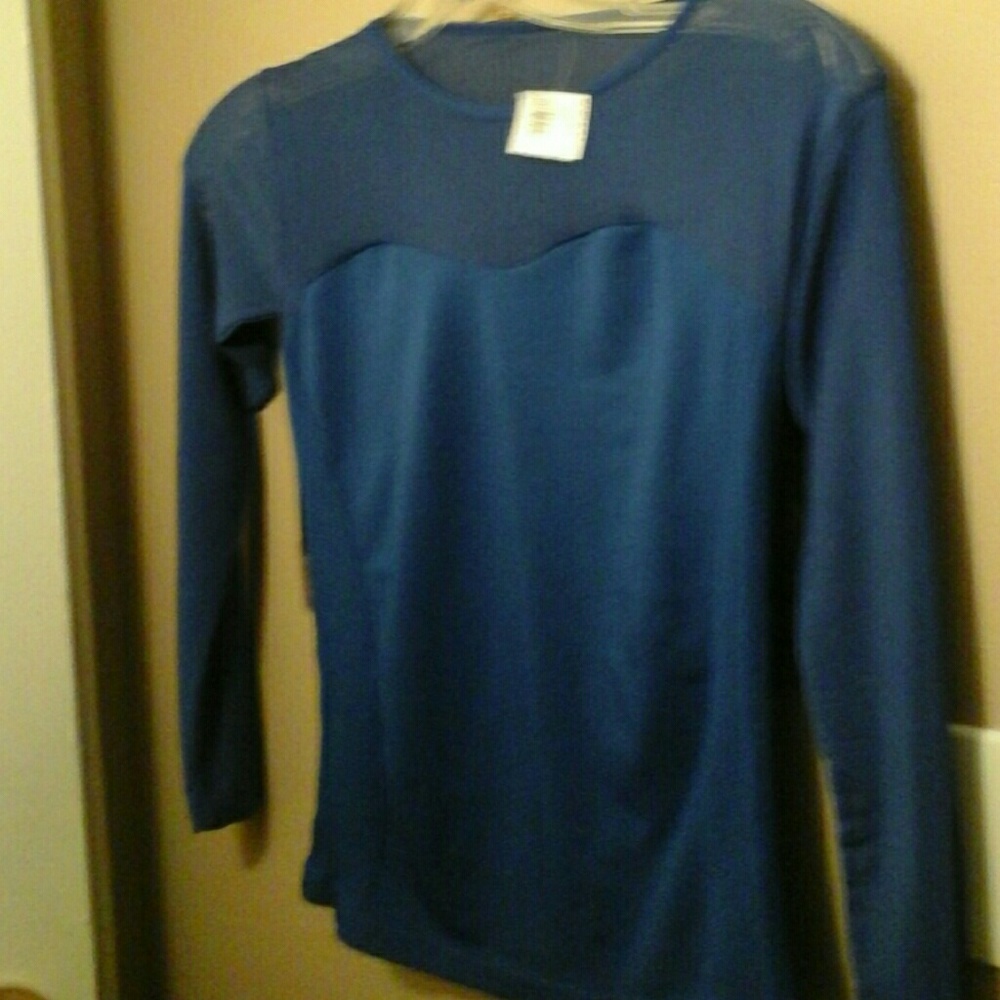 A spandex long sleeve sleeve top