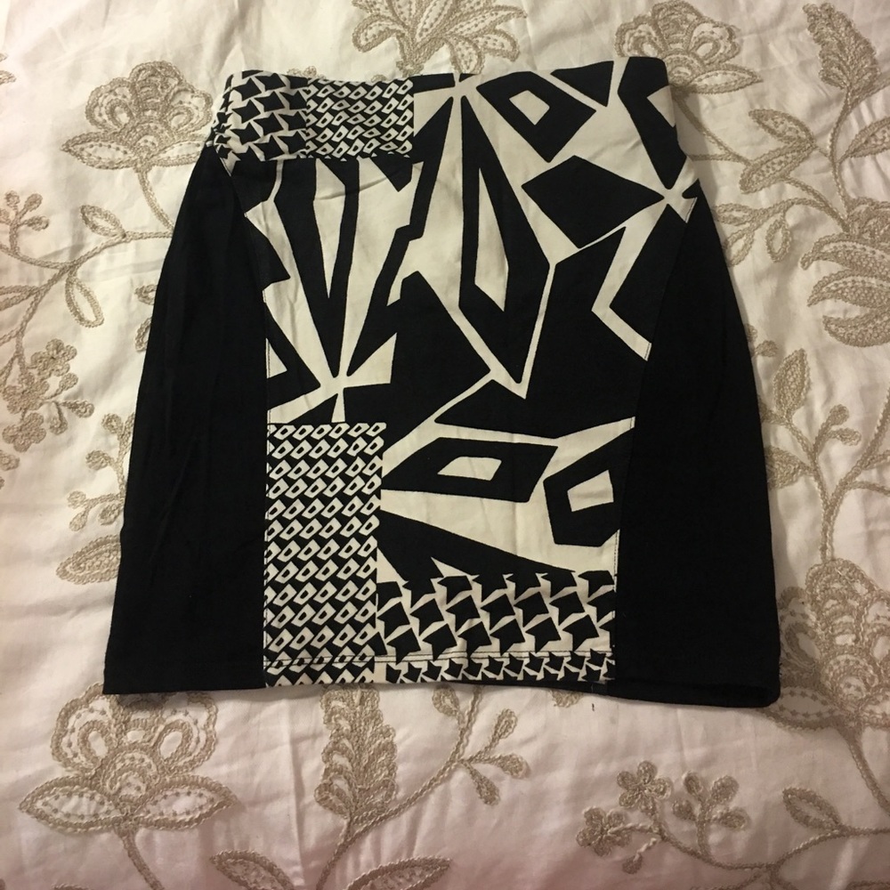 Black and white patterned high wasted tight skirt