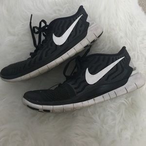 24 HOUR SALE black nike free runs!!