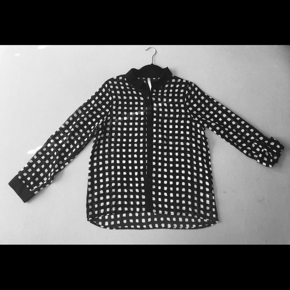 ❌SOLD❌ Beautiful Button Down Blouse Size Large - Picture 1 of 8