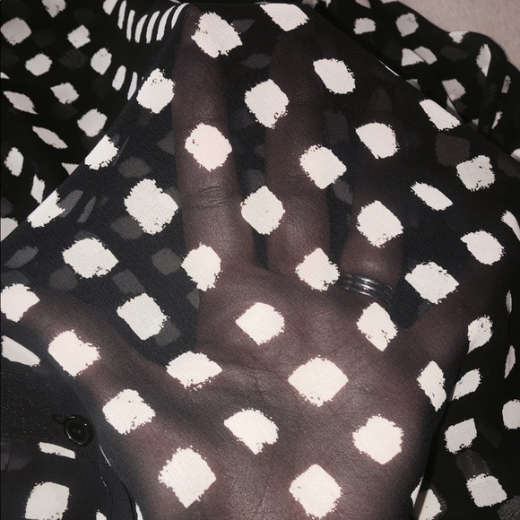 ❌SOLD❌ Beautiful Button Down Blouse Size Large - Picture 4 of 8