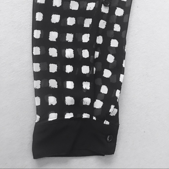 ❌SOLD❌ Beautiful Button Down Blouse Size Large - Picture 6 of 8