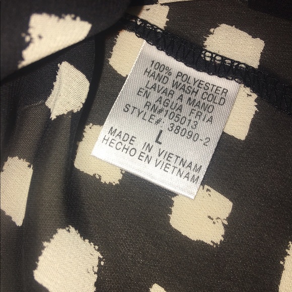 ❌SOLD❌ Beautiful Button Down Blouse Size Large - Picture 8 of 8