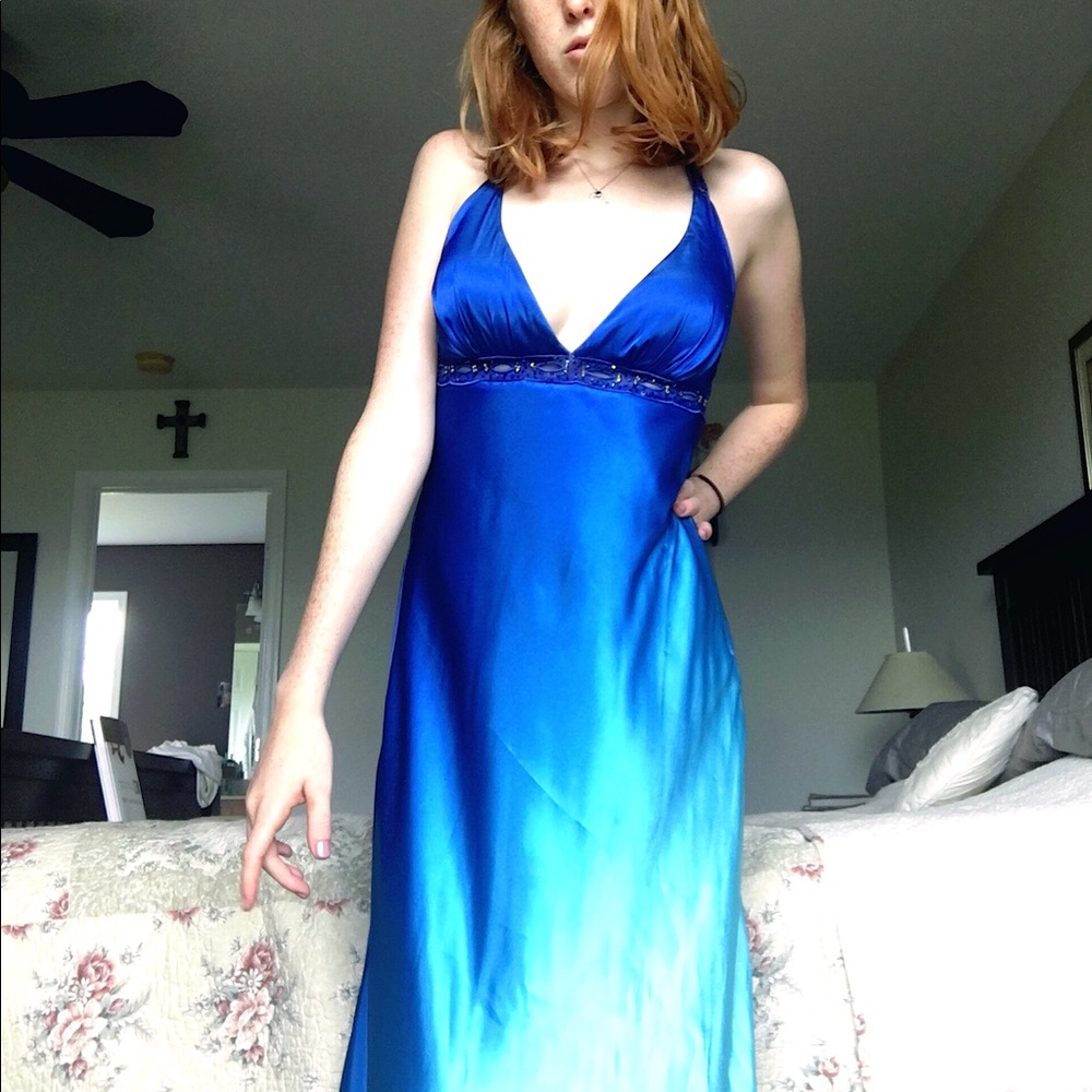 💸Beautiful radiant blue prom dress evening gown💸