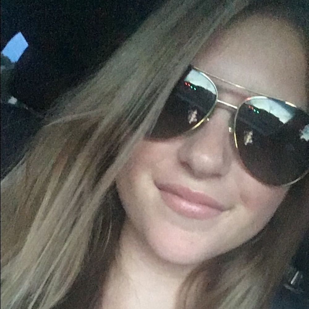 Meet your Posher, Mia