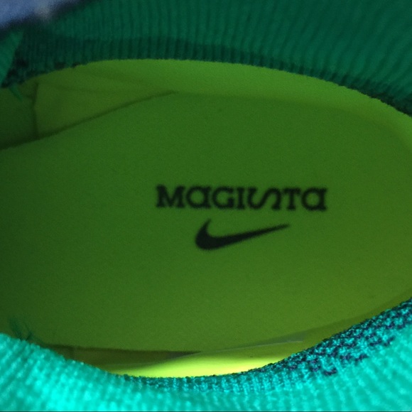 Nike Magistas Obras