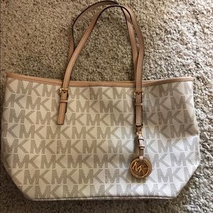 Lightly used Michael kors bag.